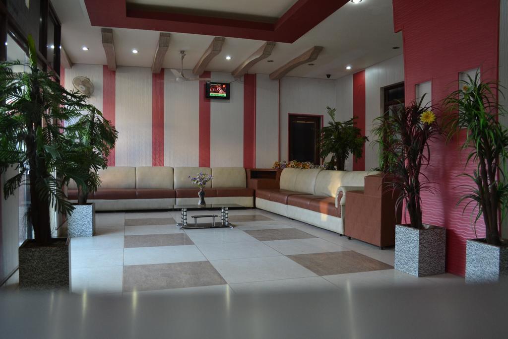 Hotel Atithi International Катра Екстериор снимка