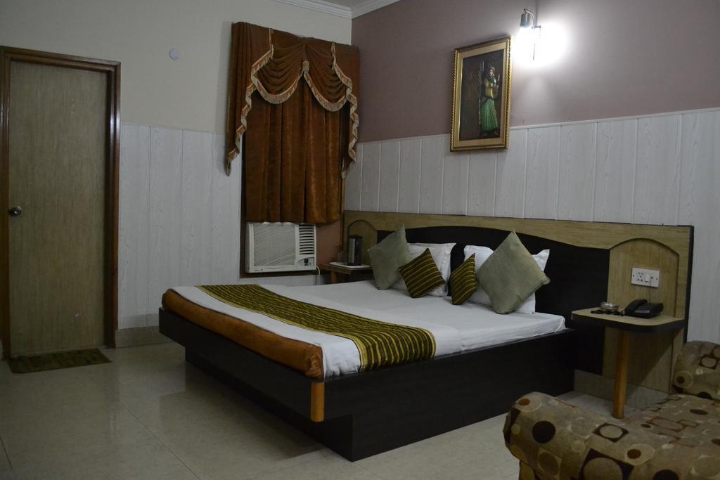 Hotel Atithi International Катра Стая снимка