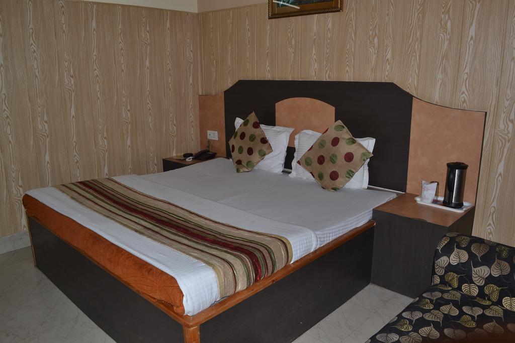 Hotel Atithi International Катра Стая снимка