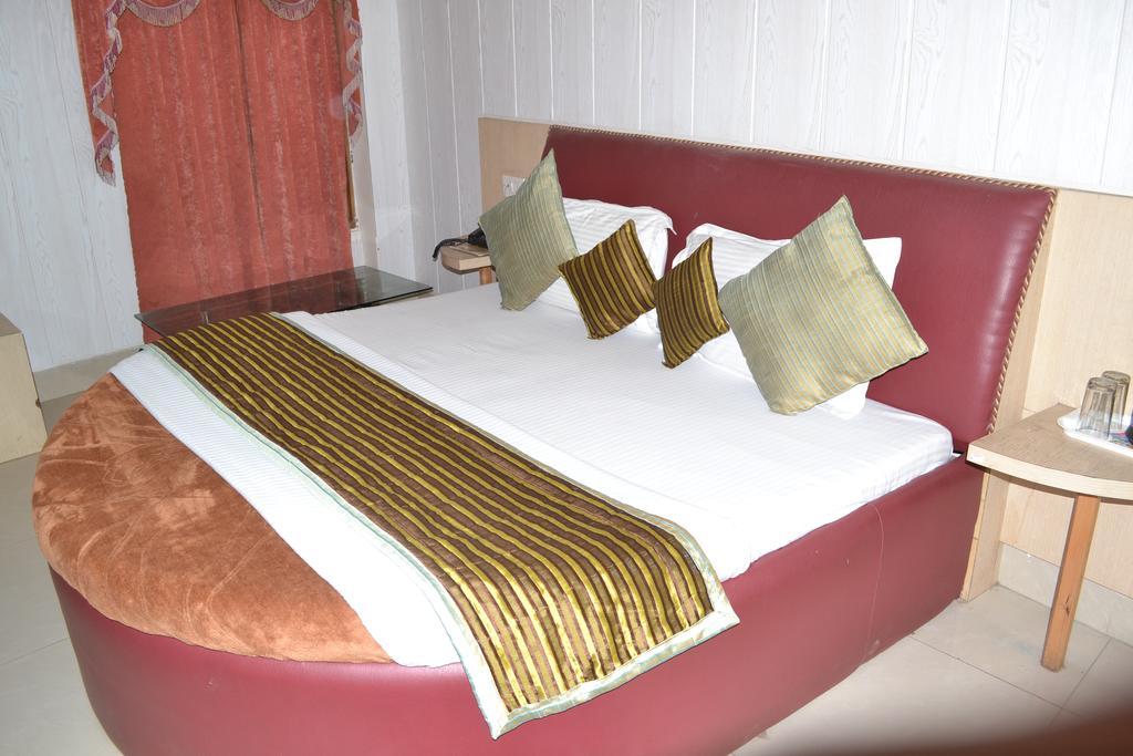 Hotel Atithi International Катра Стая снимка