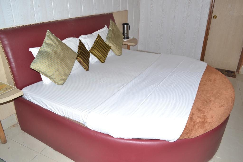 Hotel Atithi International Катра Стая снимка